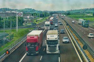 Zbliżenie koła Hyundai Tucson z widocznym wentylem opony, podkreślające znaczenie prawidłowego ciśnienia w oponach.