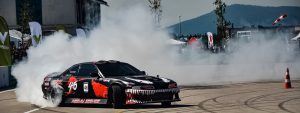 Mechanik z testerem diagnostycznym sprawdza nowoczesny silnik Diesla, przygotowując auto do tuningu.