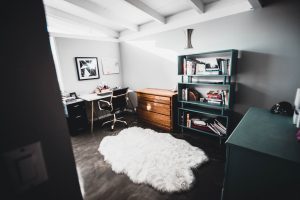 Zbliżenie na oponę z kolorowymi kropkami na boku, ilustrujące znaczenie oznaczeń na oponach samochodowych.